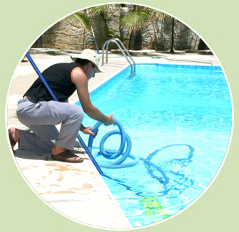 Manteniments Néstor Vila hombre limpiando piscina 